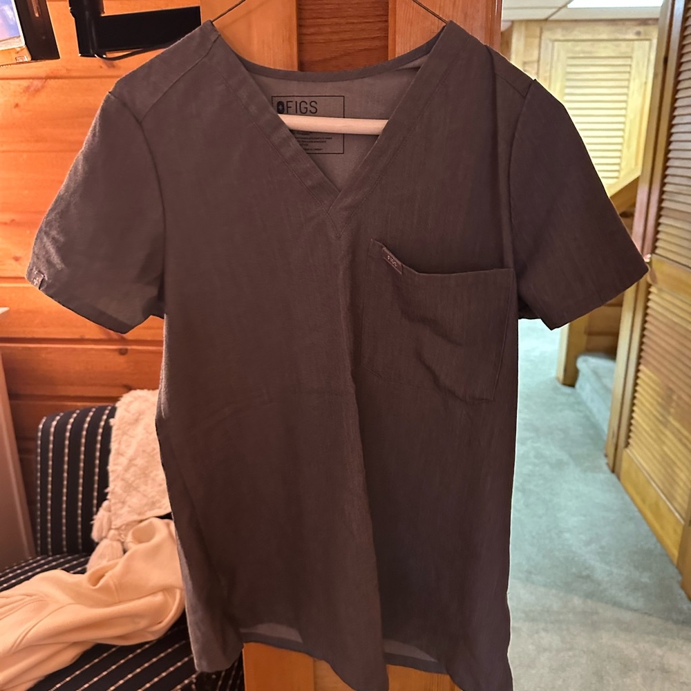Figs scrubs size XS in top and bottom. Grey color. Jogger bottoms/one pocket top